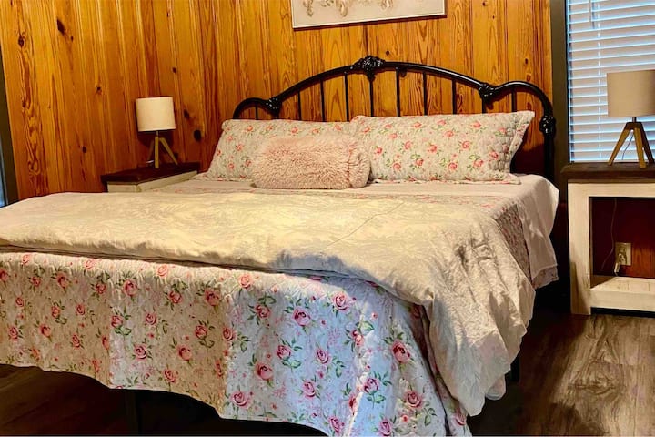 غرفة نوم أساسية، سرير كينج، تلفزيون ذكي، حمام داخلي مع دش زجاجي.