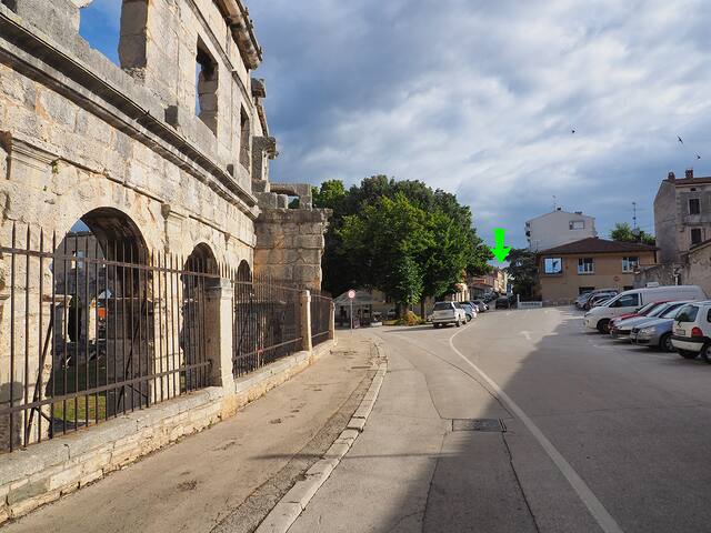 Captain Emo city centre room 1