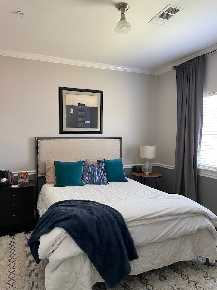 სასტუმრო ოთახი მეხსიერების ქაფით, საწოლითა და ლუქს-კლასის თეთრეულით