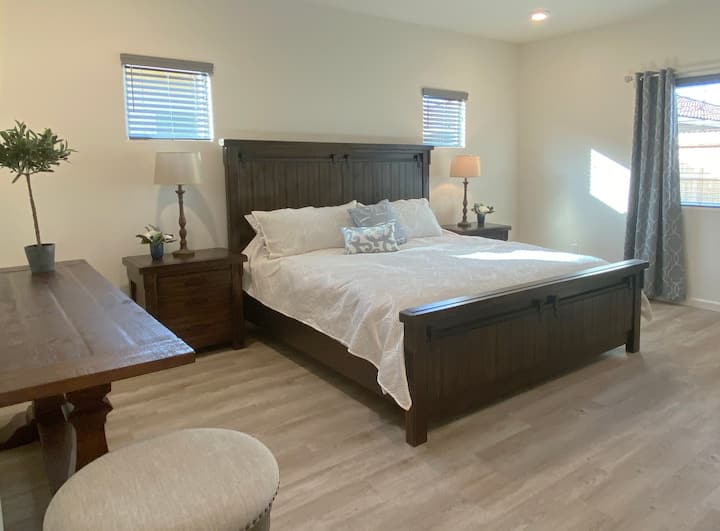 glavni apartman s bračnim krevetom, garderobnim ormarom i pripadajućom glavnom kadom