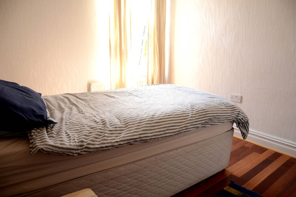 Double bedroom with single bed