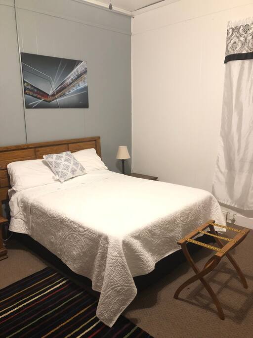 Bedroom w/Full size bed.