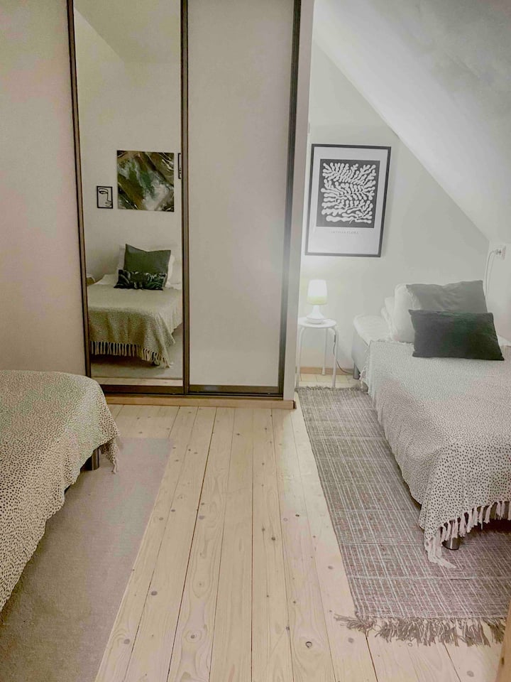 Dormitorio con dos camas individuales. 