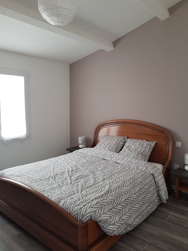 Spavaća soba 2:  Krevet 160x200. Matelas (Emma matelas). Dressing. Frizer. Električni roletni zatvarač.