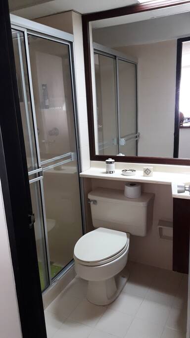 Ducha y baño lavamanos espejo.
