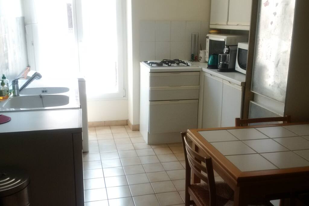 cuisine complètement équipée, four + micro ondes, nespresson, lave vaiselle et lave linge