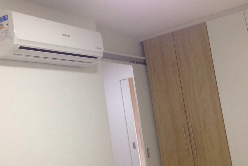 Ar condicionado no quarto e guarda-roupas planejado