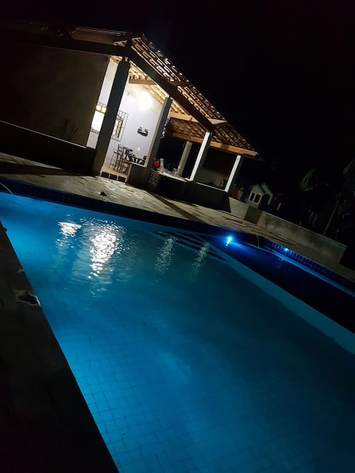 Piscina com luz interna