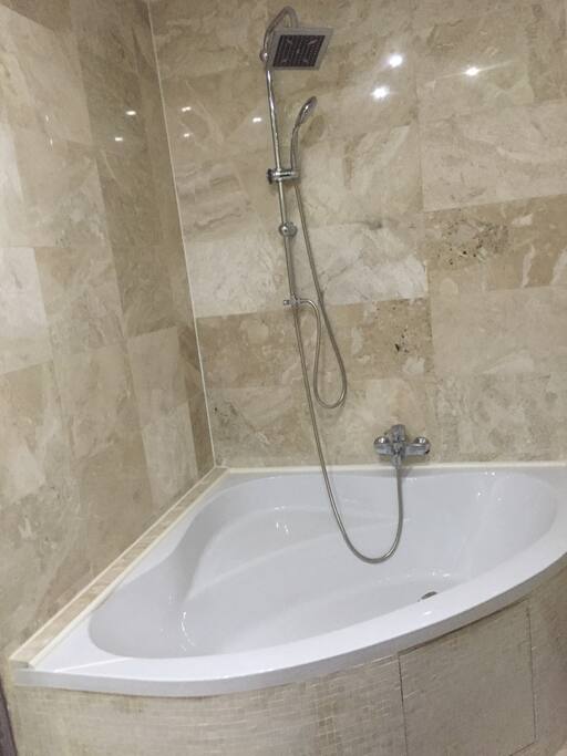 corner bath with marble all around