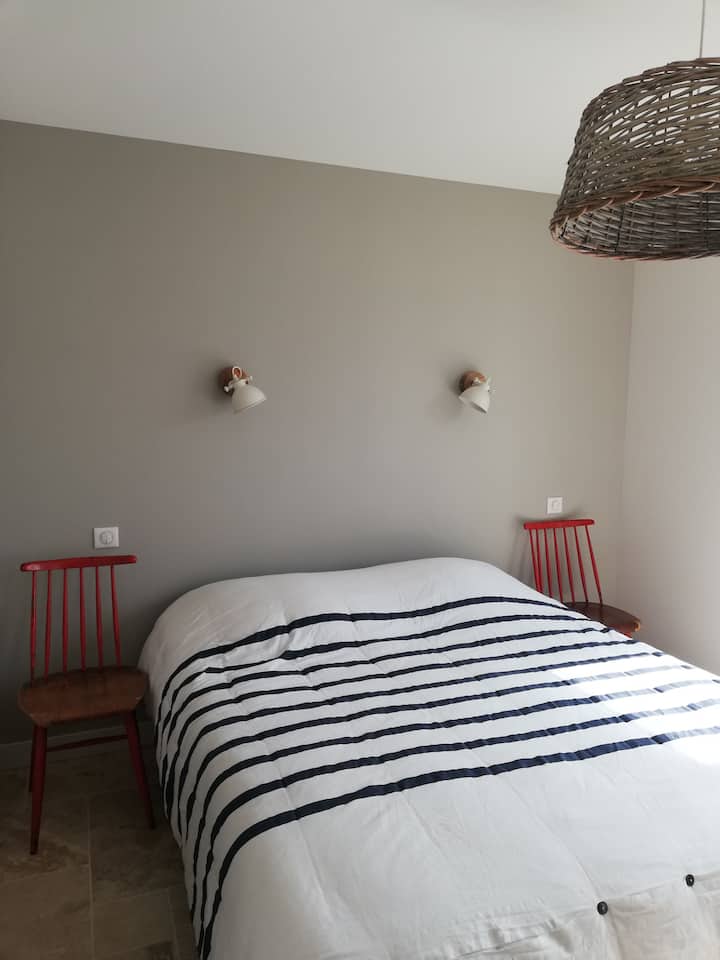 Spavaća soba u prizemlju s izravnim izlazom na veliku drvenu terasu.

Posteljina nije obavezna

ℹ  ️ Na fotografijama su prikazane 3 spavaće sobe, no samo će vam 2 biti dostupne tijekom boravka, ovisno o tome koju odaberete.