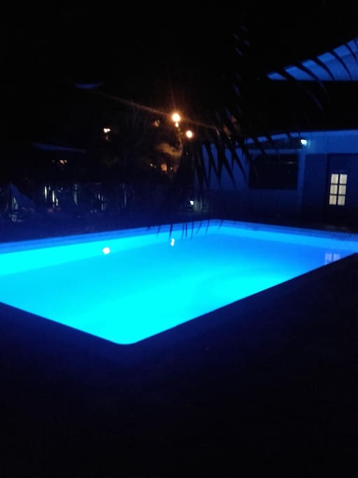 piscine éclairée la nuit