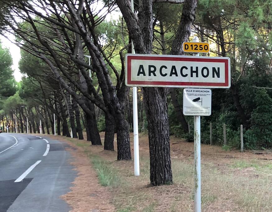 Bienvenue à Arcachon...
"Son bon air vivifiant, ses paysages magiques, ses immenses plages et dunes"...
Cité balnéaire idéale pour les vacances en famille.
Destination paisible et sécure... où il fait bon circuler à vélo !
