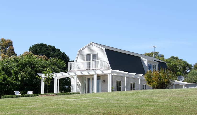 Whileaway Barn in idyllic rural Red Hill setting