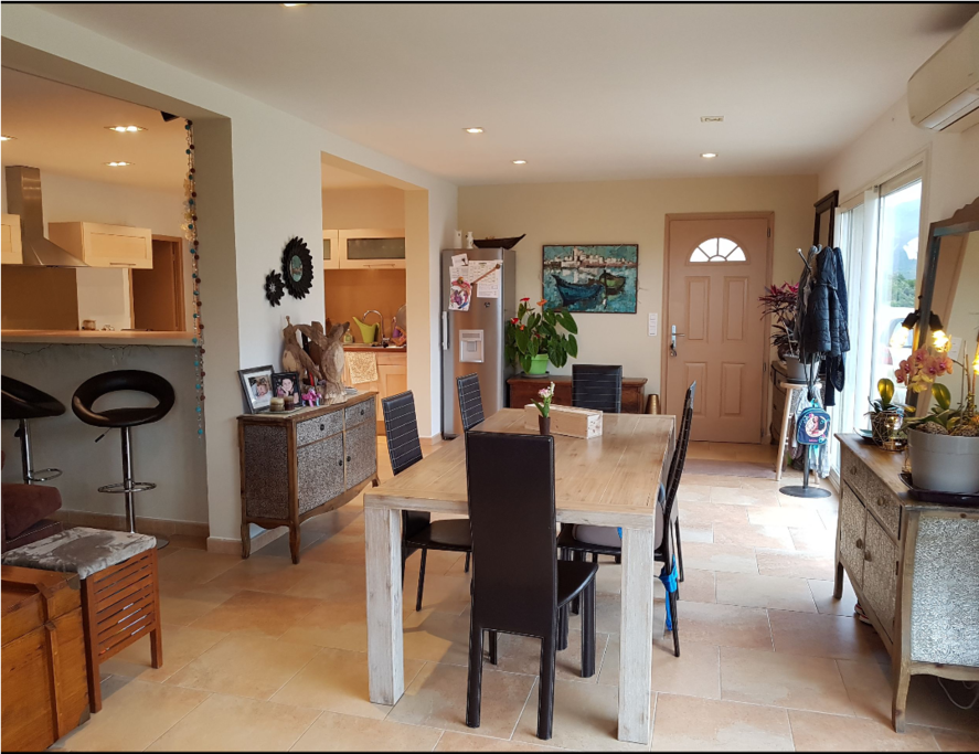 Vue salle a manger cuisine ouverte a gauche