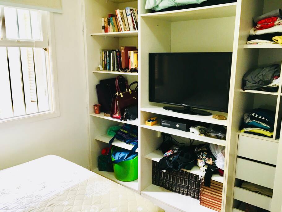 Pratelereiras, gaveteiros do quarto.