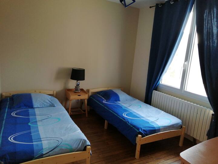 Постелнината со кревет 90/200 не е задолжителна. Десен прозорец над дворот. 15 евра за чаршафи по соба
