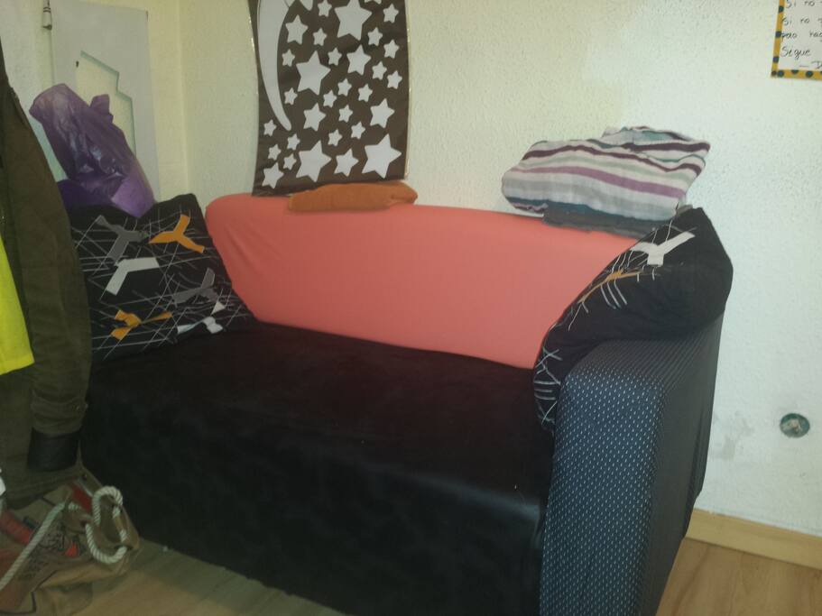 hay un sofa customizado por mi, de dos plazas hiper comodo en la misma habitacion.