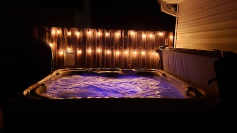 HOT TUB Sleeps 11 Gameroom Cozy Getaway