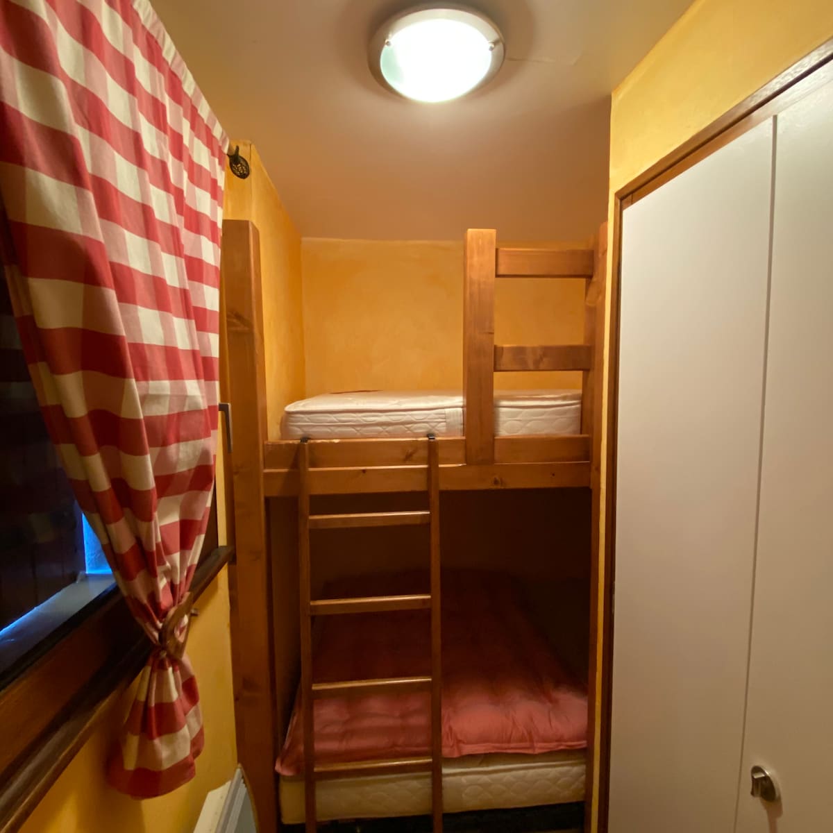 Спалня: 2 двуетажни легла 120x190.