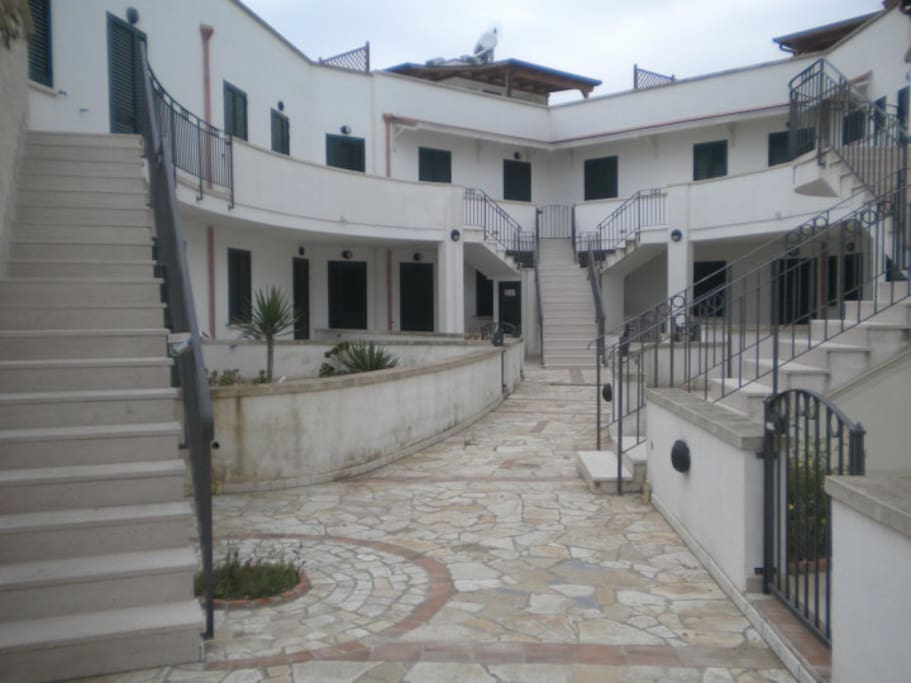 cortile condominiale con accesso autonomo.
