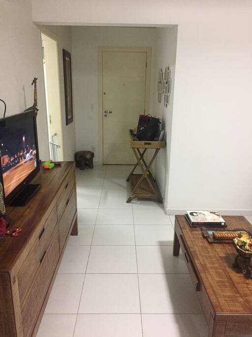 Sala de estar com TV e ar condicionado