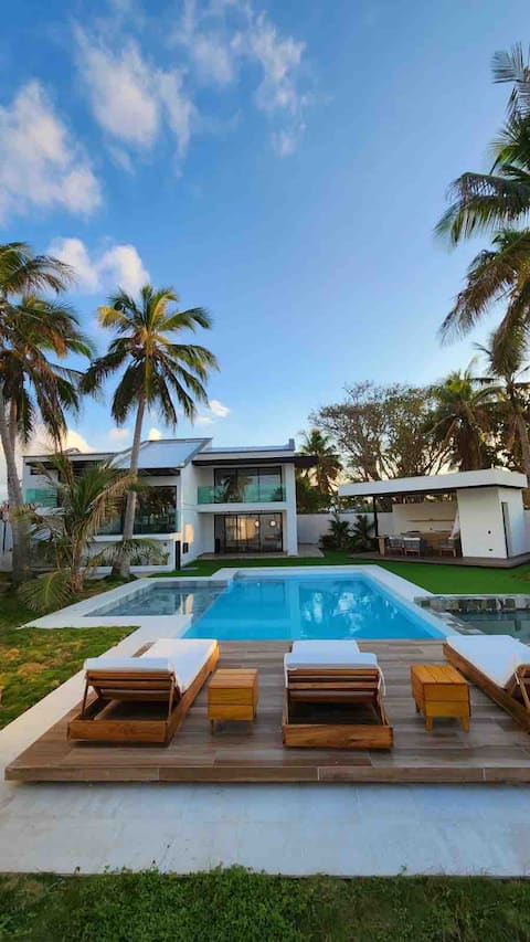 Luxury oceanfront house with a jacuzzi and pool