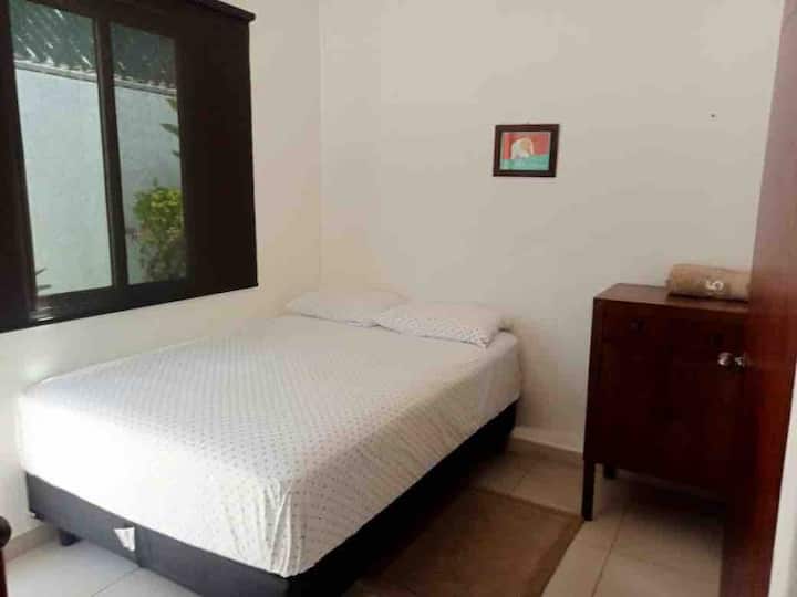 ห้องนอนเล็กมีเครื่องปรับอากาศและห้องน้ำในตัว