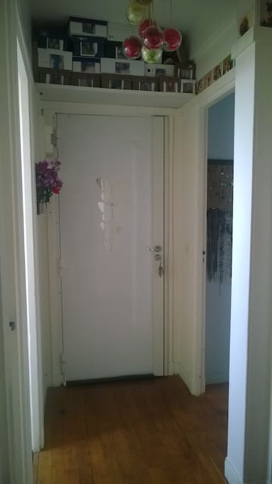 Porte blindée dans la petite entrée.