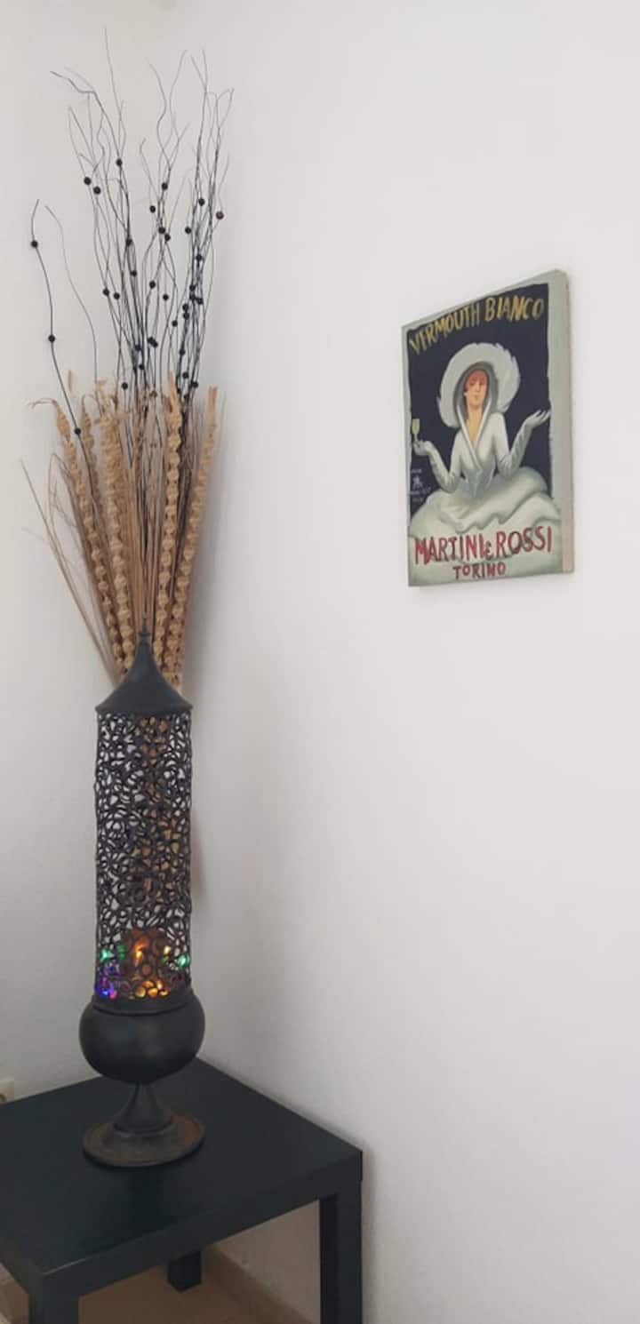 Fotografi e detajeve të dekorit - Fener
tavoline i punuar me dorë,  i cilësisë së mirë, 
prej hekuri të punuar me një 
e personalizuar, me llambë LED