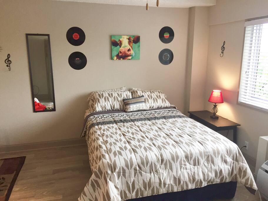 1 queen bed!