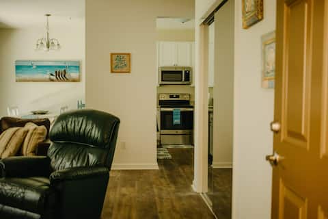 Light, airy 2/2 w/ pool, 5 min from beach!