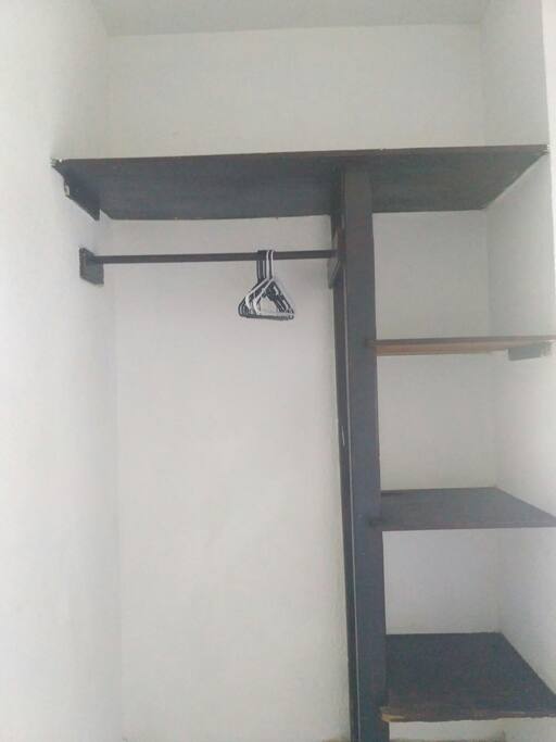 Closet con ganchos a su disposición