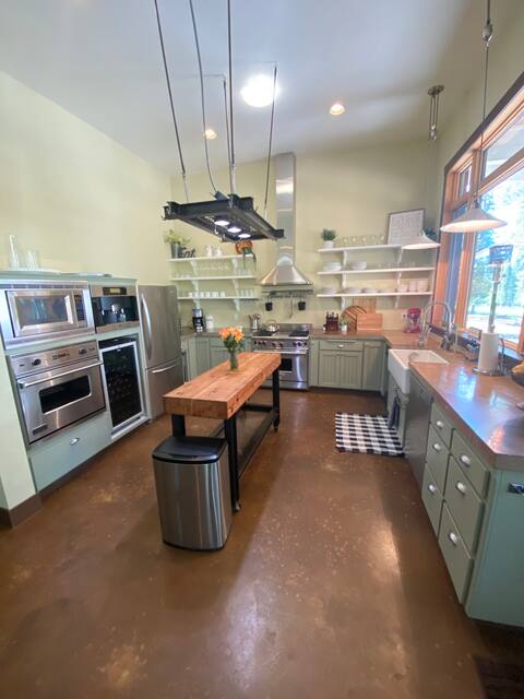 NEW!! Modern High-end home on golf course!