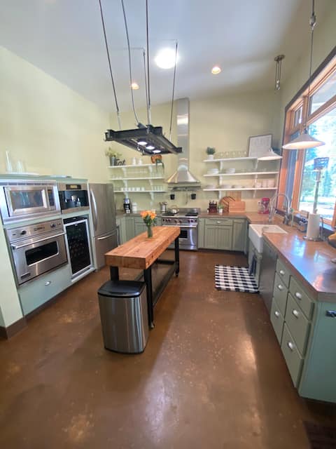 NEW!! Modern High-end home on golf course!