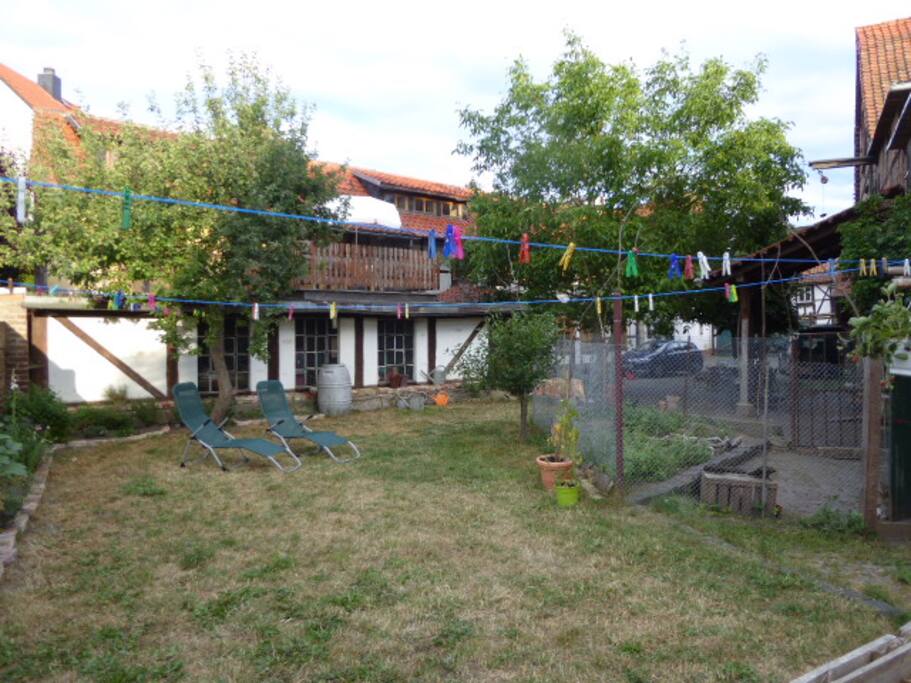 Terrasse mit Sonnenschirm unserer FeWo