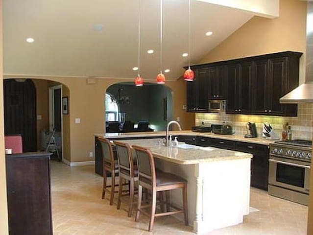 4-5 bedrm, 4-5 bath luxury home with pool, hot tub