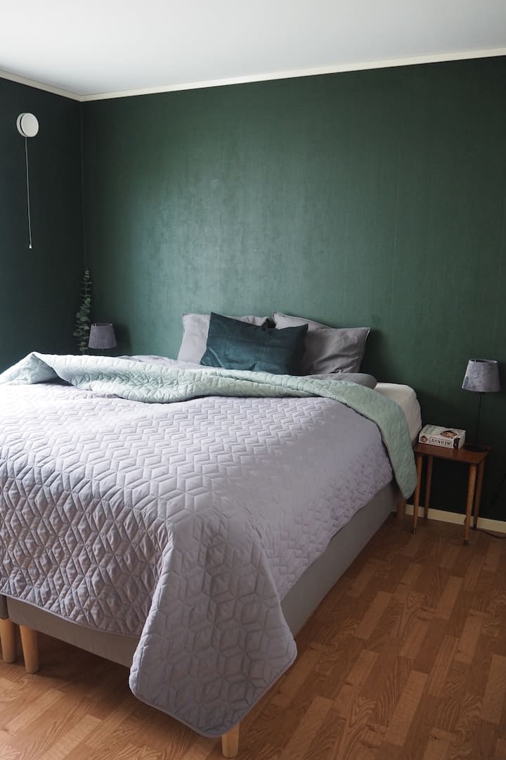 Chambre des maîtres en bas avec un lit king size