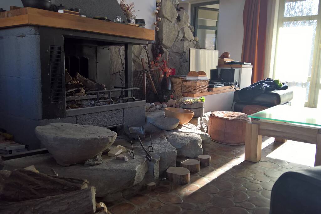 Dans le salon...à coté de la cheminée