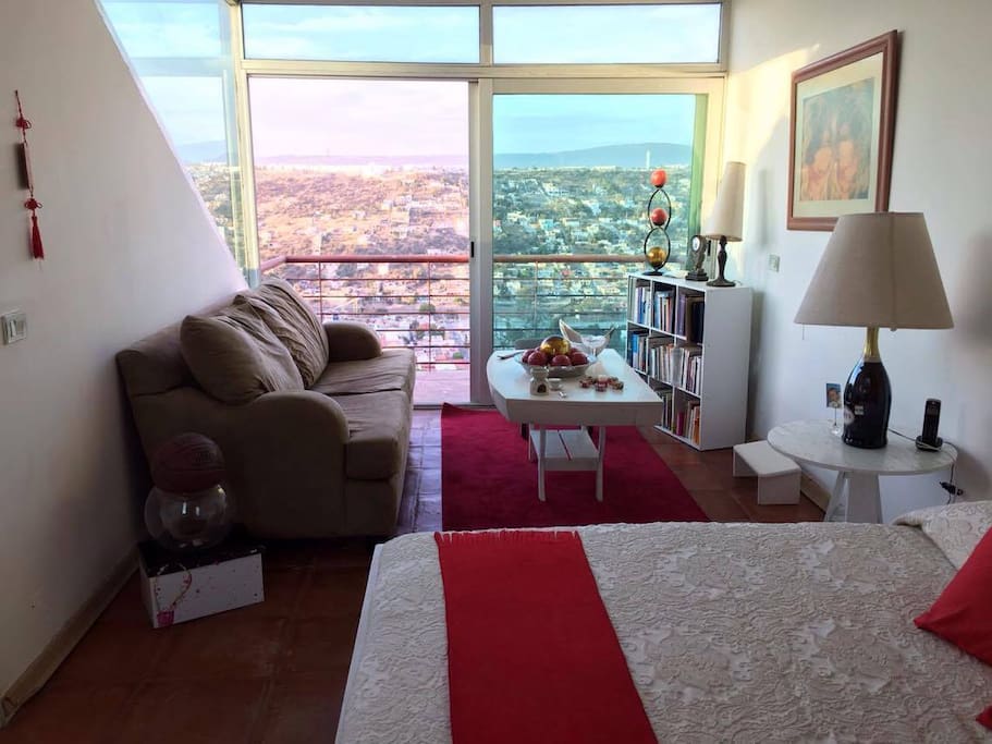 Suite con balcón y vista panorámica, cama matrimonial y baño privado