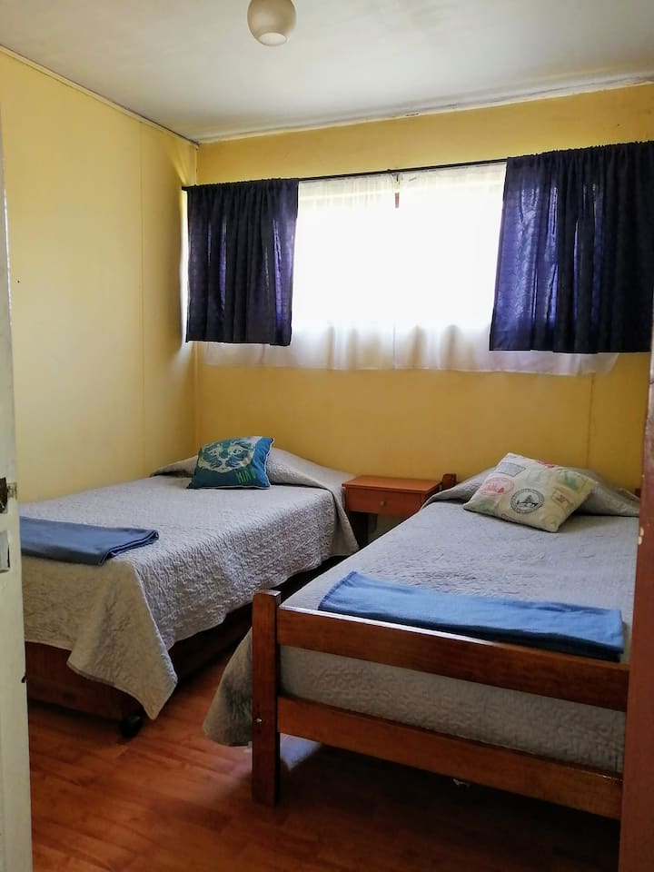 ОБЩЕЖИТИЕ №1
Оборудвано с 2 единични легла и нощна масичка.
СПАЛНЯ № 1
Оборудвана с 2 единични легла и нощна масичка.
СТАЯ № 1
Оборудвана с 2 единични легла и нощно шкафче.