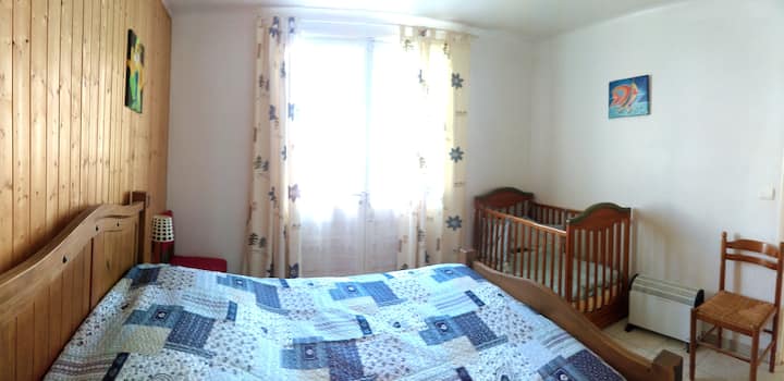 habitación grande con cama de 140 y cuna