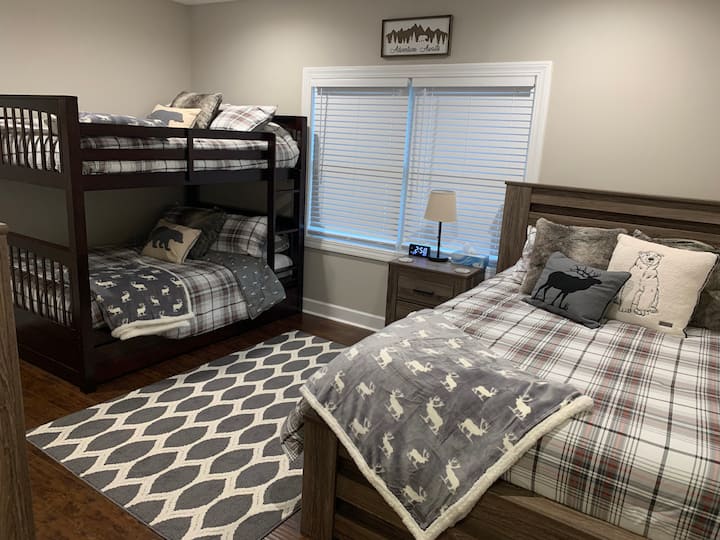 Chumba cha wageni kwenye ghorofa ya 1 kilicho na bunks kamili na kitanda cha malkia. 