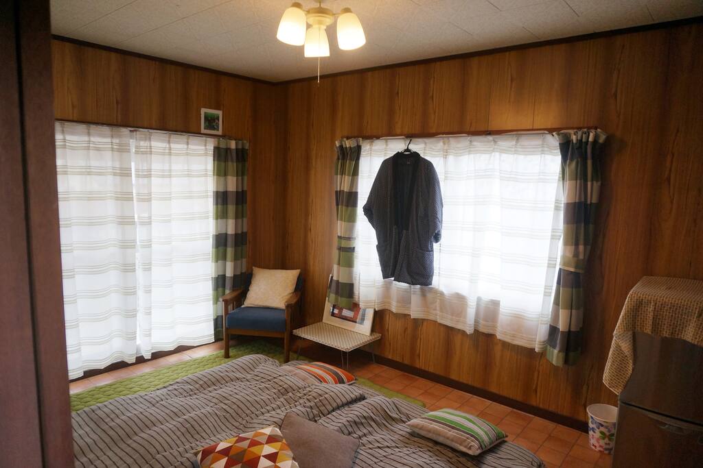 お布団は3組ございます。 お部屋は2階の個室です。