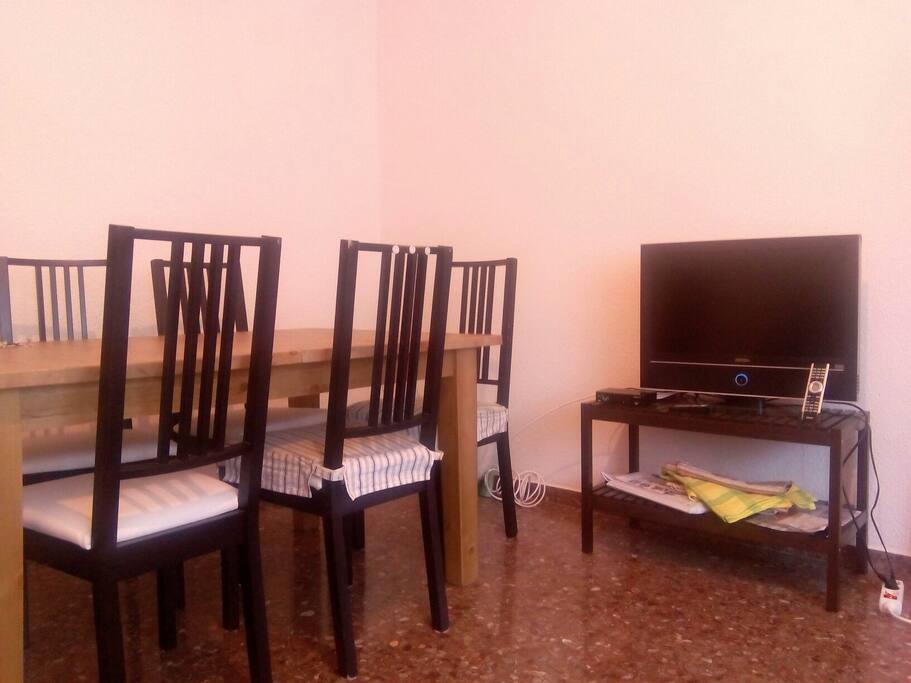 Estando en La Rioja sería una pena dedicarse a ver la tele pero por si acaso ahí está.