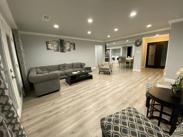 Beautiful One of a kind Home with Pool & Jacuzzi! gallery image 2