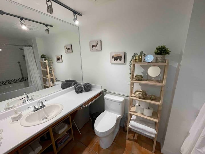 Village King Studio W/ Mountain Views & Hot Tub+sr - Whistler