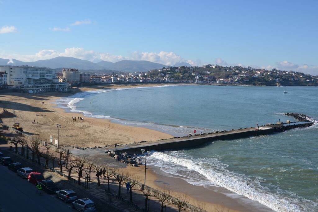 La grande plage et la digue aux chevaux au pied de l'immeuble