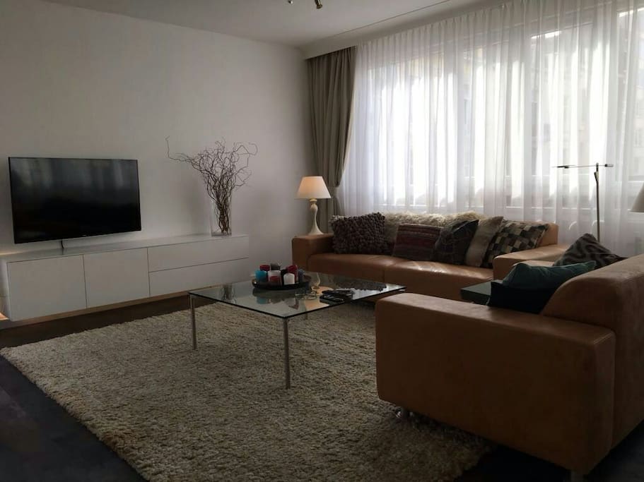 Comfortable lounge with lots of daylight, full HD-TV and wifi