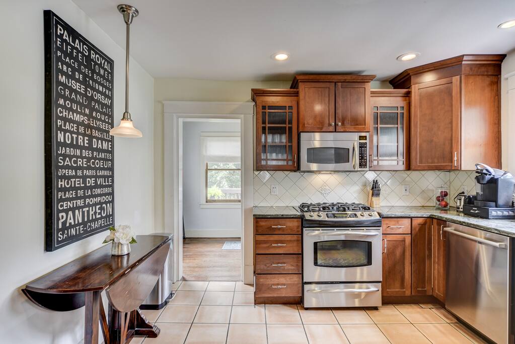 Fully stocked kitchen for your convenience!