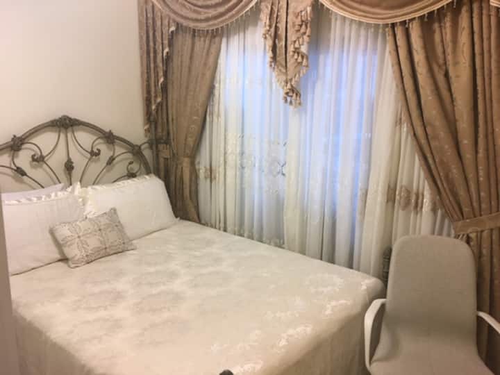 Спалня с голямо гардеробно пространство и работно пространство